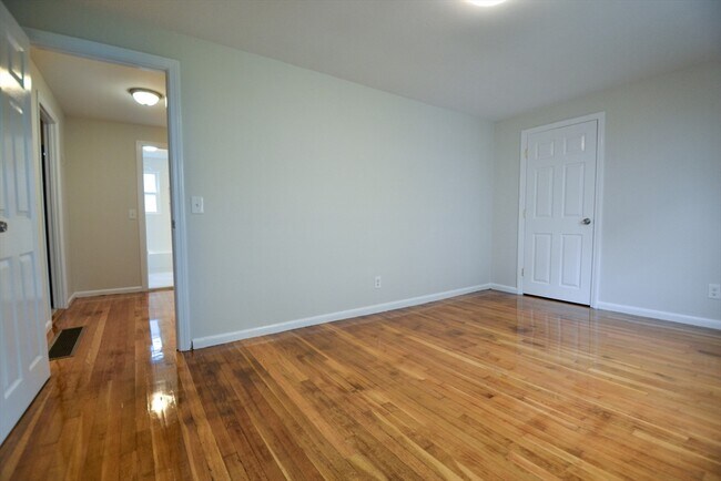 Building Photo - 74 Dunboy St