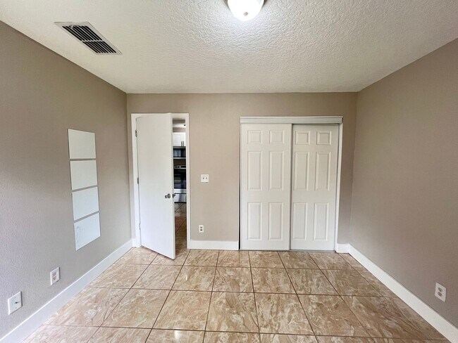 Building Photo - Great 1/1 condo in gated community!