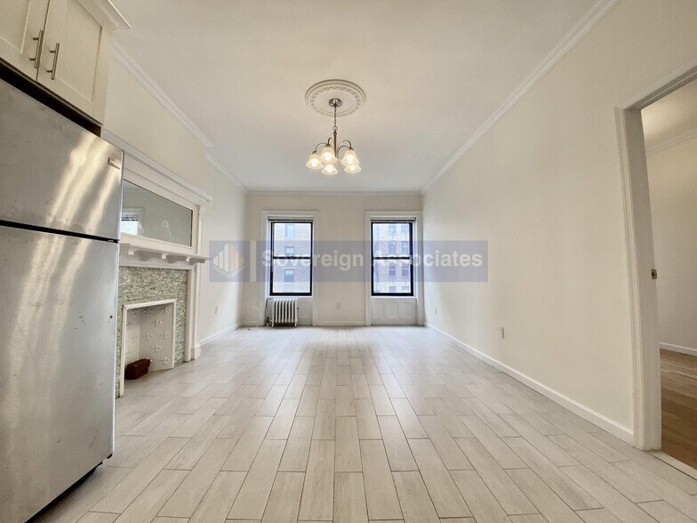 Building Photo - 320 W 106th St