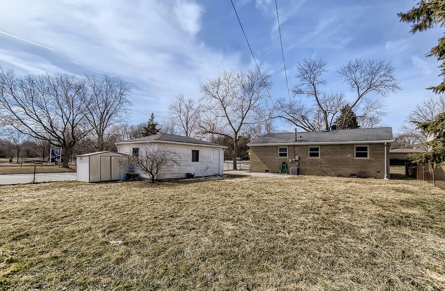 Building Photo - 5441 Benton Ave