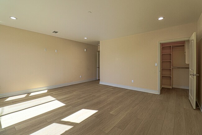Building Photo - 3674 W Imperial Hwy