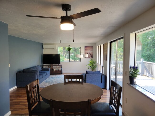 Building Photo - Stunning Lenore House With Breathtaking Views