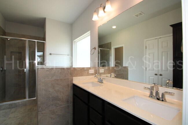 Building Photo - 1619 Neuberry Cliffe