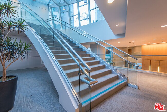 Building Photo - 13600 Marina Pointe Dr