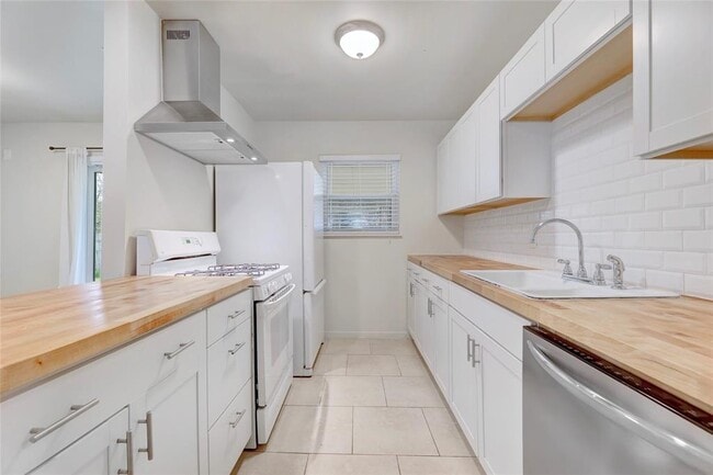 Building Photo - 2713 Friar Tuck Ln