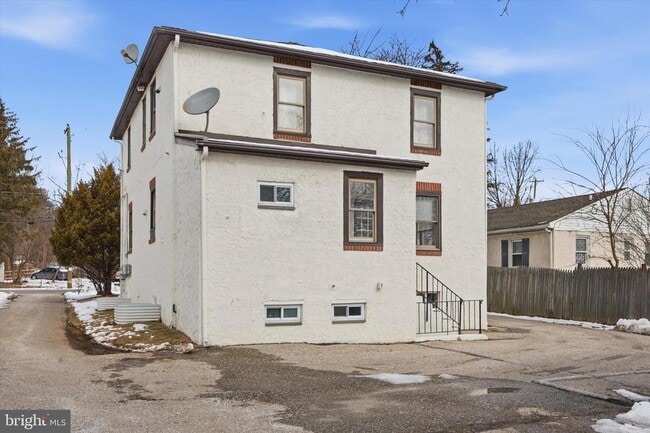 Building Photo - 734 Sunnyside Ave