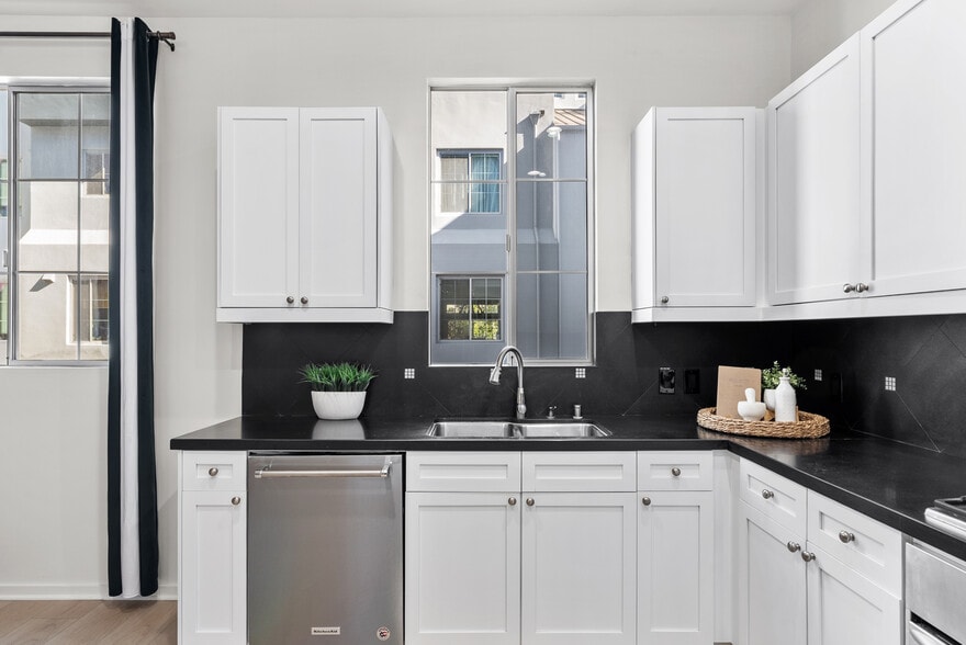 Building Photo - 5350 Playa Vista Dr