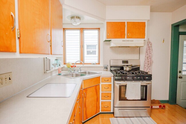 Building Photo - Beautiful four bedroom home avaulable for ...