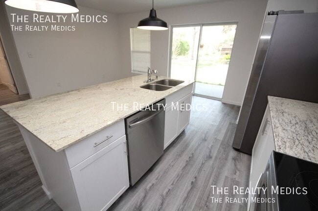 Building Photo - 182 Hillock Ave NW