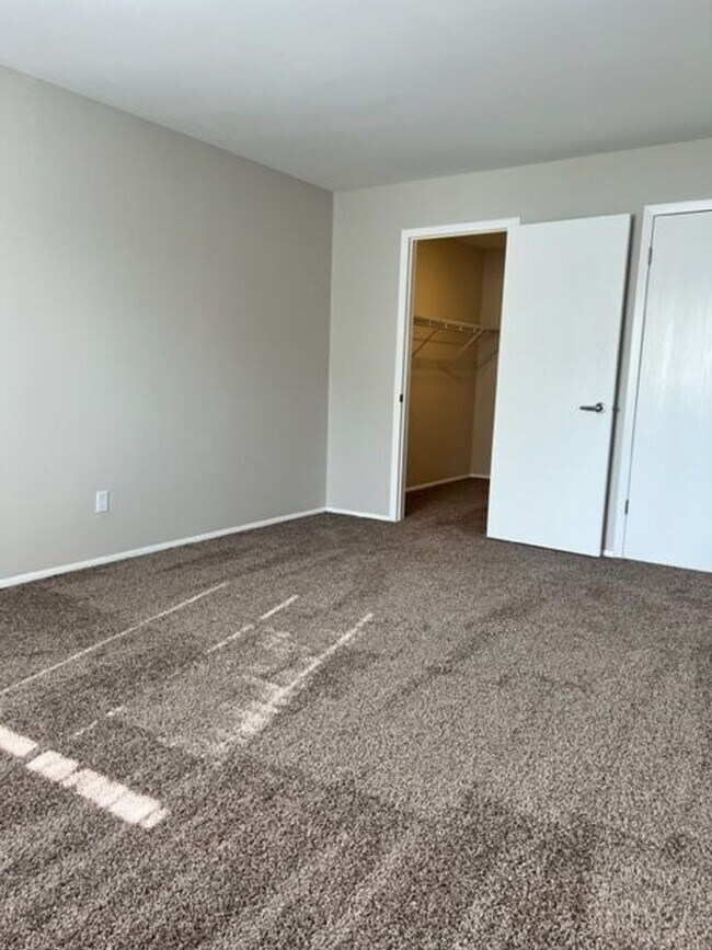 Building Photo - Charming 2-Bedroom 1 bathroom Apartment in the Heart of Chesterton!