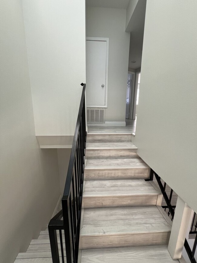 Building Photo - Spacious-Bright 3 Bedroom 2.5 Two story Bathroom Condo