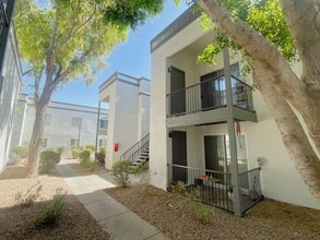 Building Photo - 740 W Elm St