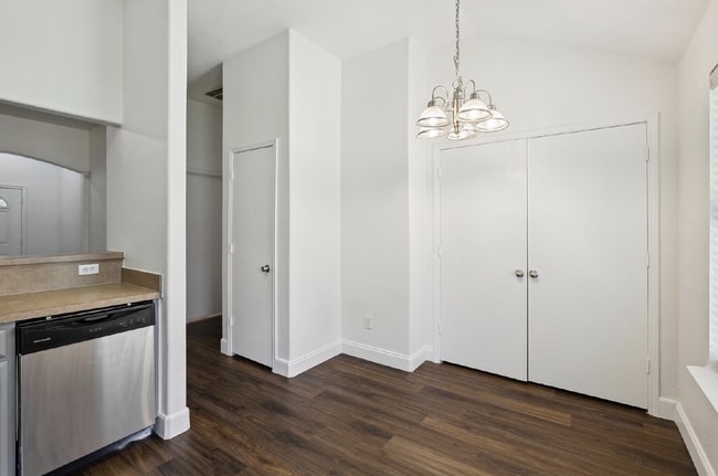 Building Photo - "Charming 3-Bedroom Home Just Minutes from Downtown Dallas!"