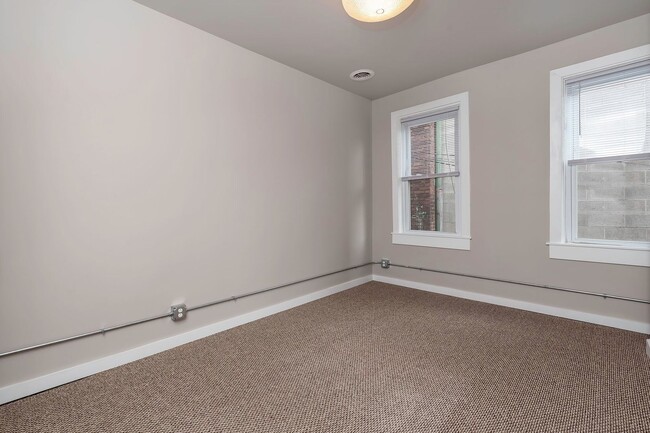 Building Photo - Remodeled 5 bedroom/2 bathroom in South Side