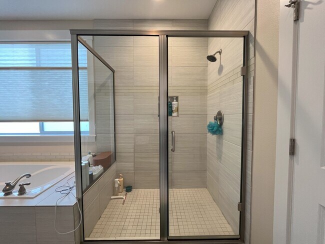 Building Photo - Expansive 4-Bedroom Home with Office, Ente...