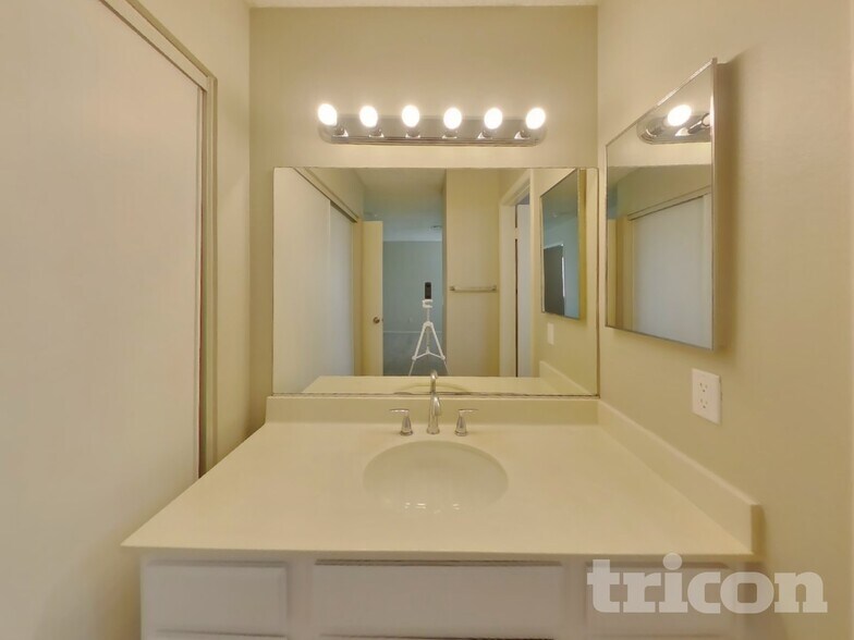 Building Photo - 509 Coco Palms Ave