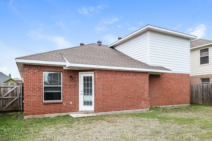 Building Photo - 2104 Deniro Dr