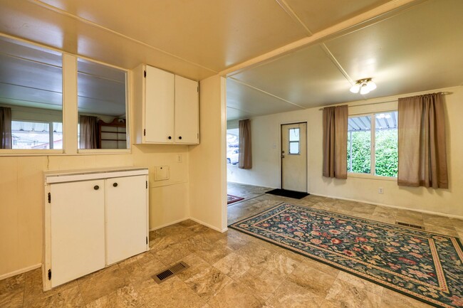 Building Photo - Move in ready now! Affordable 2 bedroom 1 ...