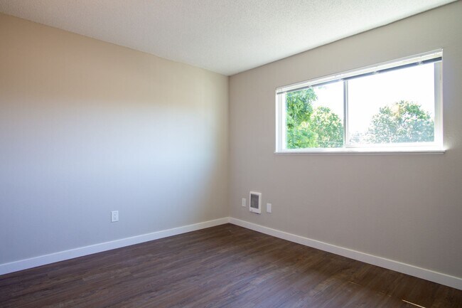 Building Photo - Inner East Side Updated 1Bdr w/Dishwasher & Off-Street Parking!