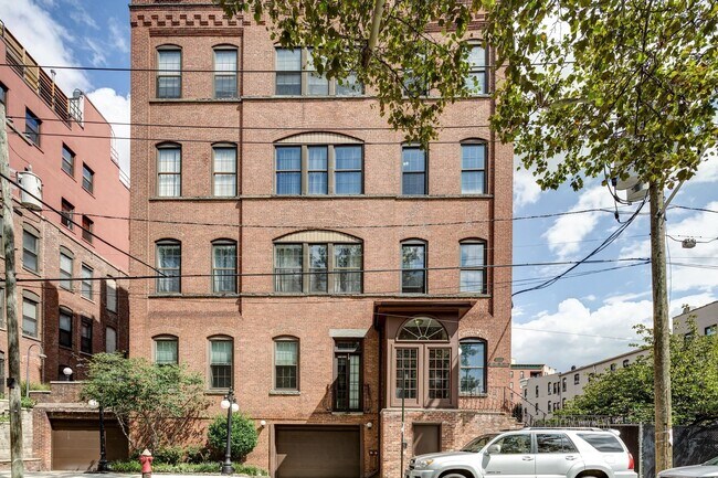 Building Photo - 1015 Grand St