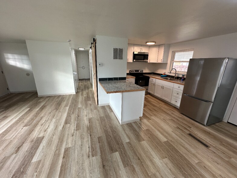 Building Photo - 1260 E 4th N