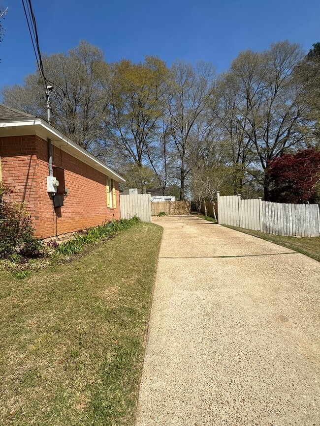 Building Photo - Valley Stream Subdivision!!