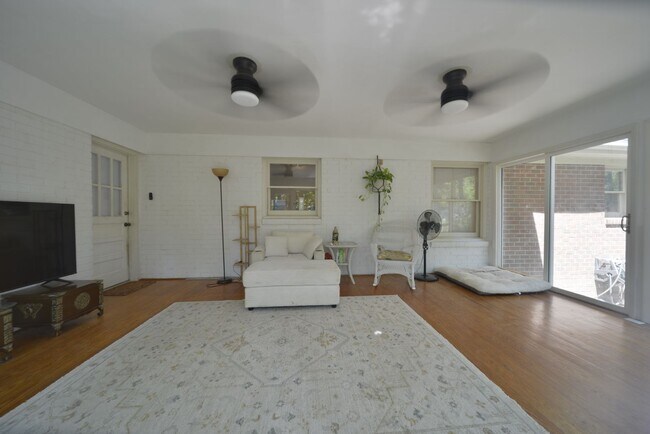 Building Photo - 228 Shadywood Dr