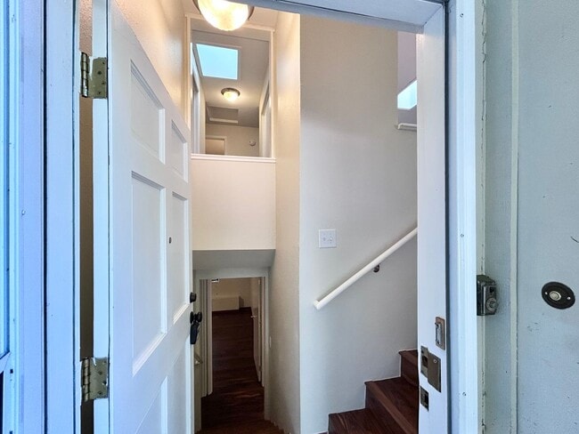 Building Photo - Large 3 Bed, 2 Bath, Sanctuary!