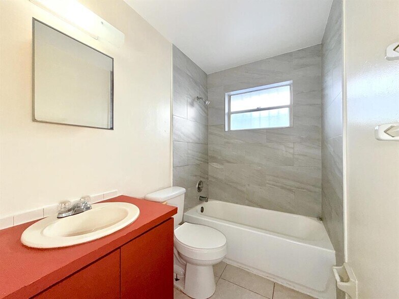 Building Photo - 800 NE 14th St