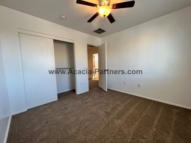 Building Photo - Beautiful Three Bedroom 2 and 1/2 Bath Home