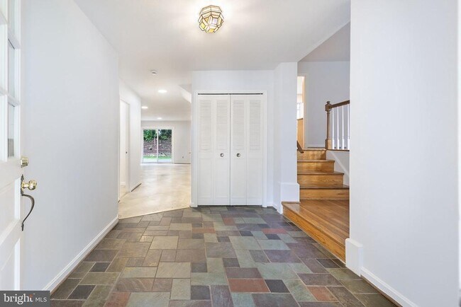 Building Photo - 615 Smallwood Rd
