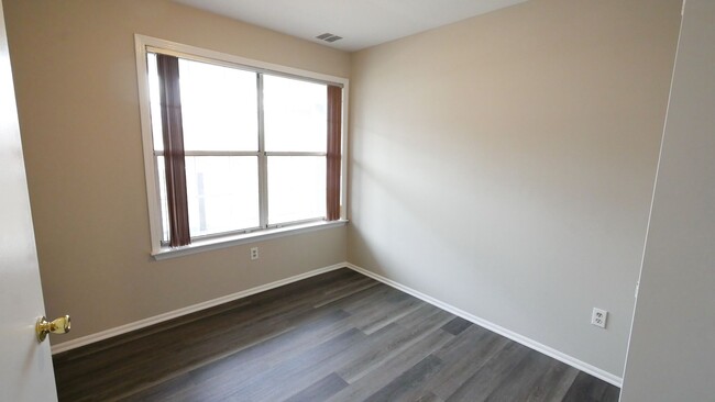 Building Photo - 3rd Floor Condo with 2 BR and 2 Full Baths...