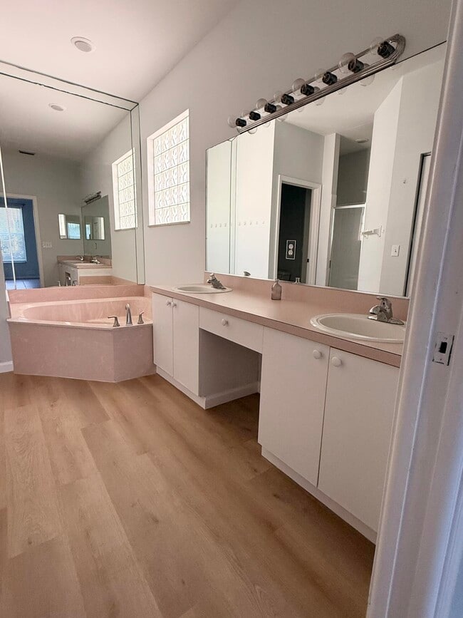 Building Photo - 12077 Pointe Cir