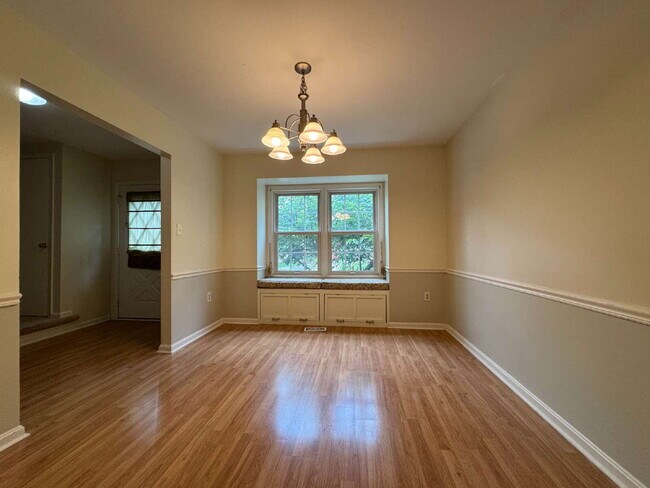 Building Photo - Delightful End-Unit Townhome in Courts of ...