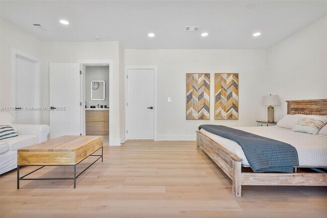 Building Photo - 10801 Peachtree Dr