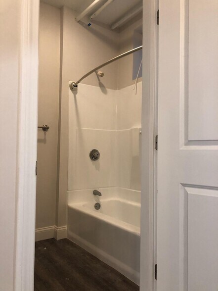 Building Photo - 65 Park Dr