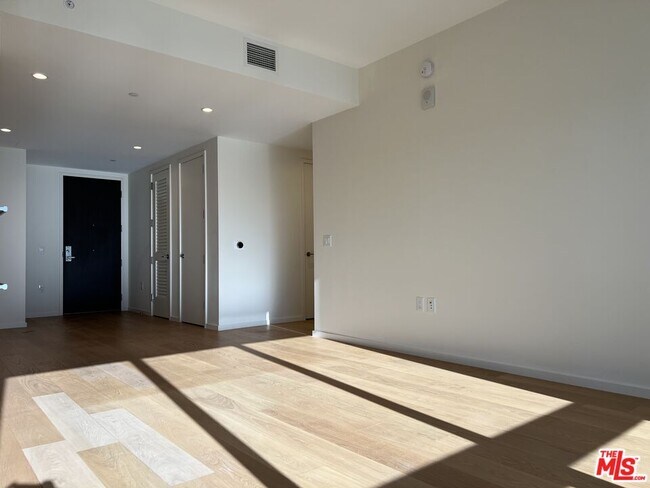 Building Photo - 877 Francisco St