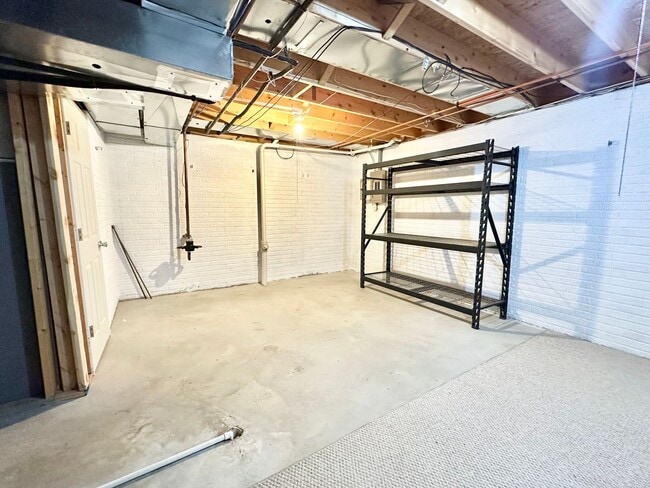 Building Photo - Charming Pewaukee Townhome with Modern Touches and Ample Space