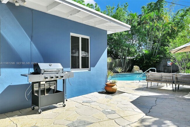 Building Photo - 1328 N Andrews Ave