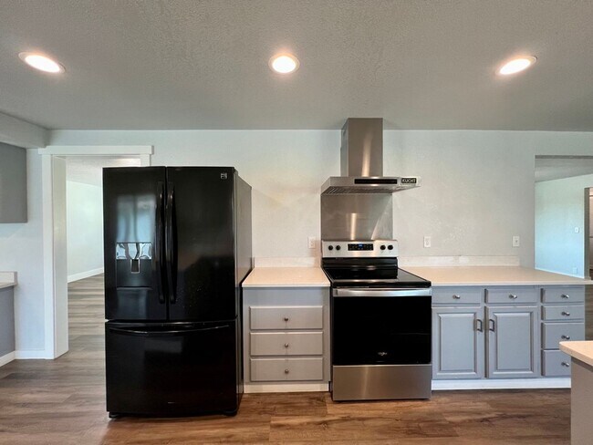 Building Photo - Fully Remodeled 4 Bed 3 Bath Home in the C...