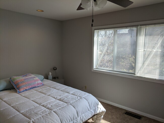 Master bedroom with garden view - 3156 Bishop St