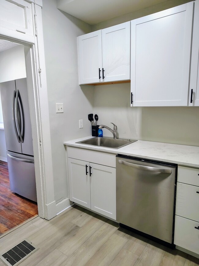 Building Photo - 3552 Woodburn Ave
