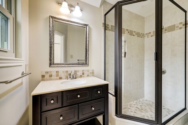 Building Photo - 902 Memorial Village Dr