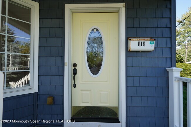 Building Photo - 111 Main St