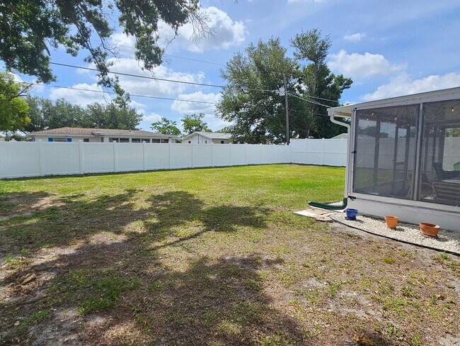 Building Photo - 426 Pineview Dr