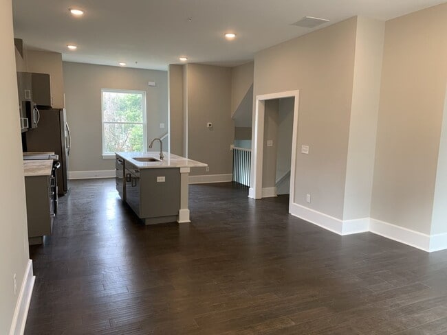 Building Photo - BEAUTIFUL TOWNHOMES IN MIDTOWN