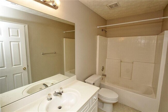 Building Photo - 1490 Creek Pointe Cir