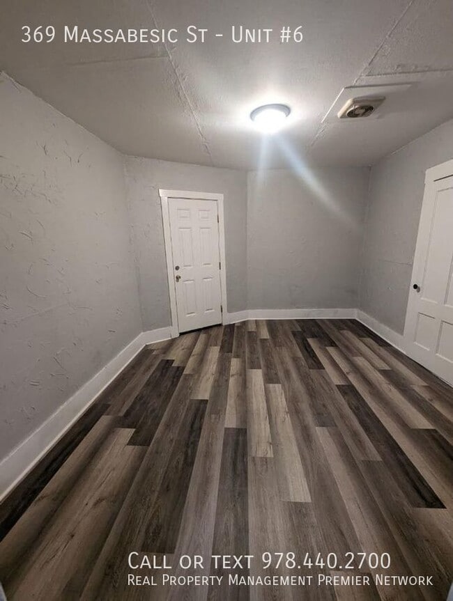 Building Photo - 369 Massabesic St