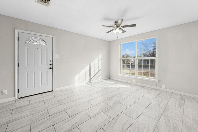 Building Photo - 915 Stonegate Dr