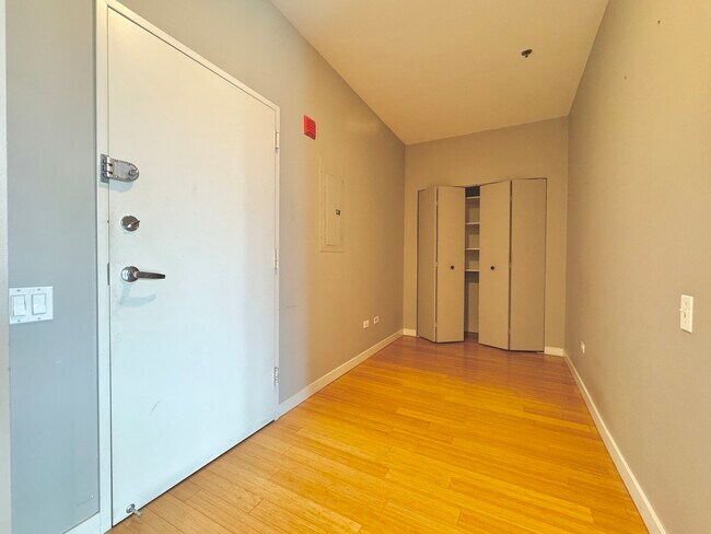 Building Photo - 653 N Kingsbury St